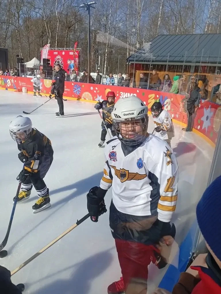 Спорт объединяет поколения! 🥅🏒  Семья ученика 4 "Б" класса Титкина Константина принимает активное уч