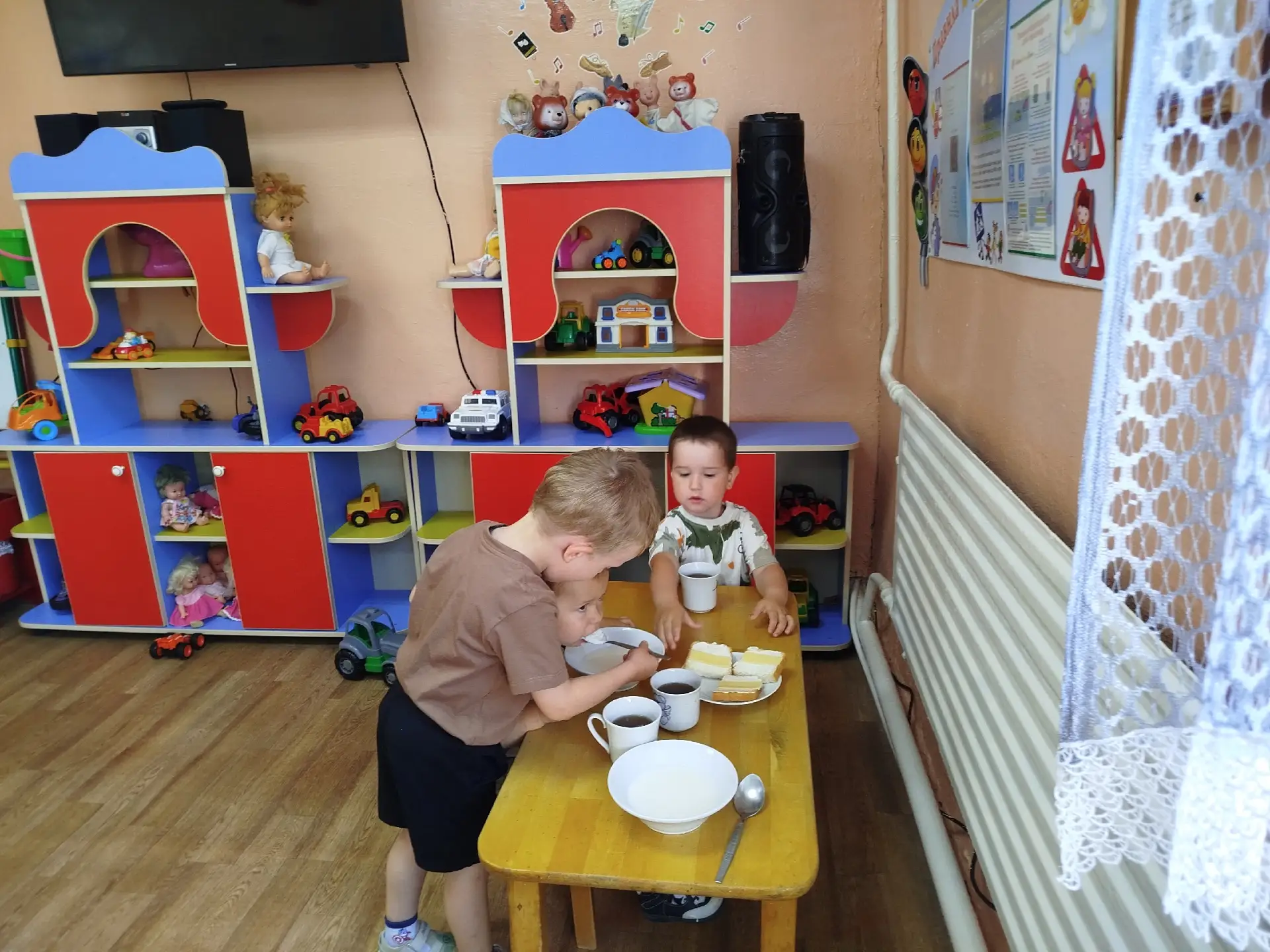 Взаимопомощь в детском саду — это не просто бытовая необходимость, а важнейший педагоги...