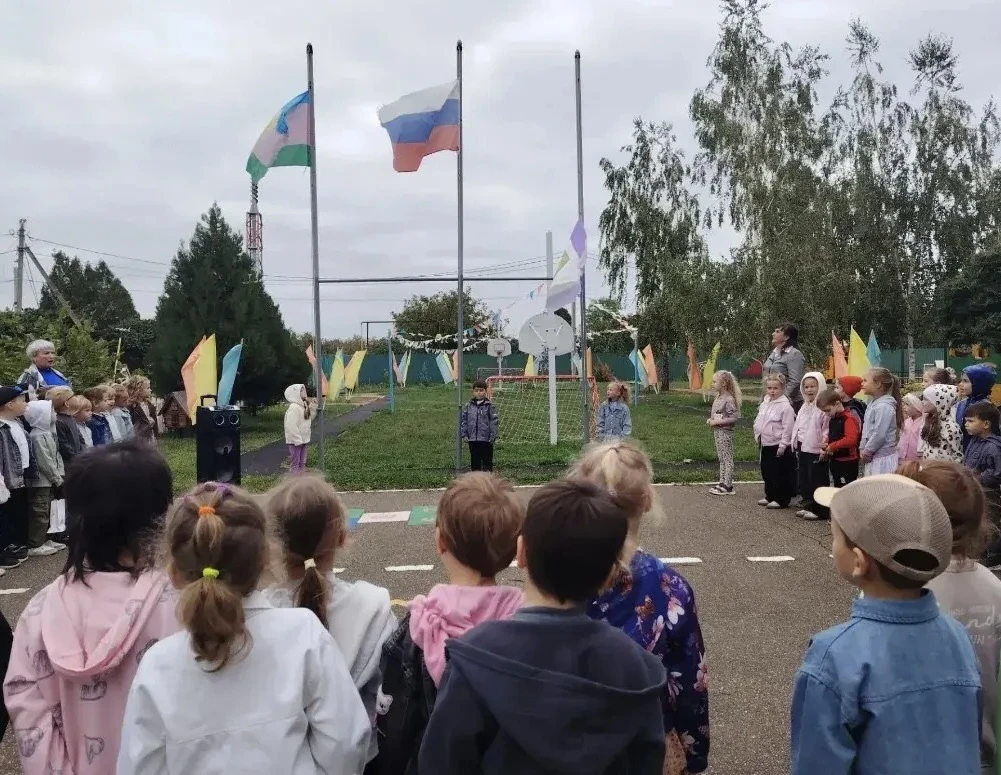 В нашем детском саду прошла традиционная торжественная церемония поднятия флагов. Под г...