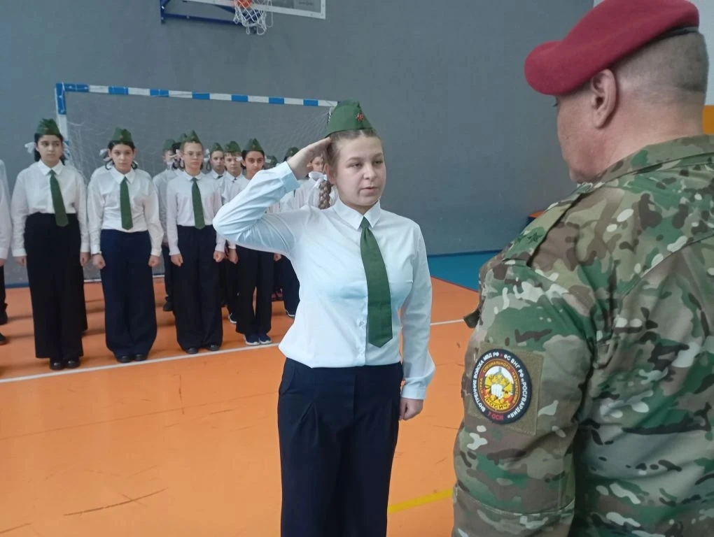 🇷🇺 В школе №115 прошел смотр строя и песни в рамках военно-патриотического месячника  📍 В стенах наш