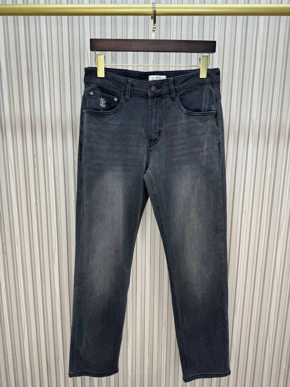 ✨ Джинсы Brunello Cucinelli

➡️ Графитовые джинсы от Brunello Cucinelli выполнены в спокойном оттенк