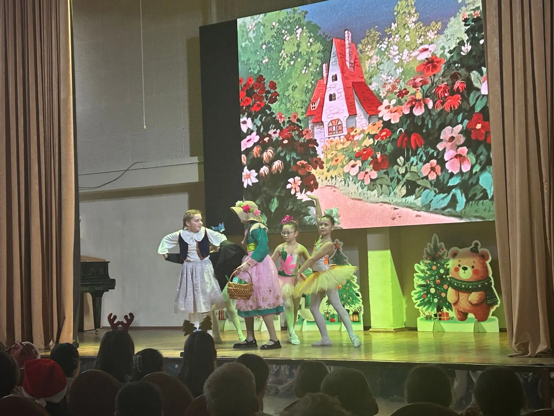 Спектакль «Снежная королева»    🎄Традиционным новогодним подарком для учащихся 3 и 4 классов стал  с