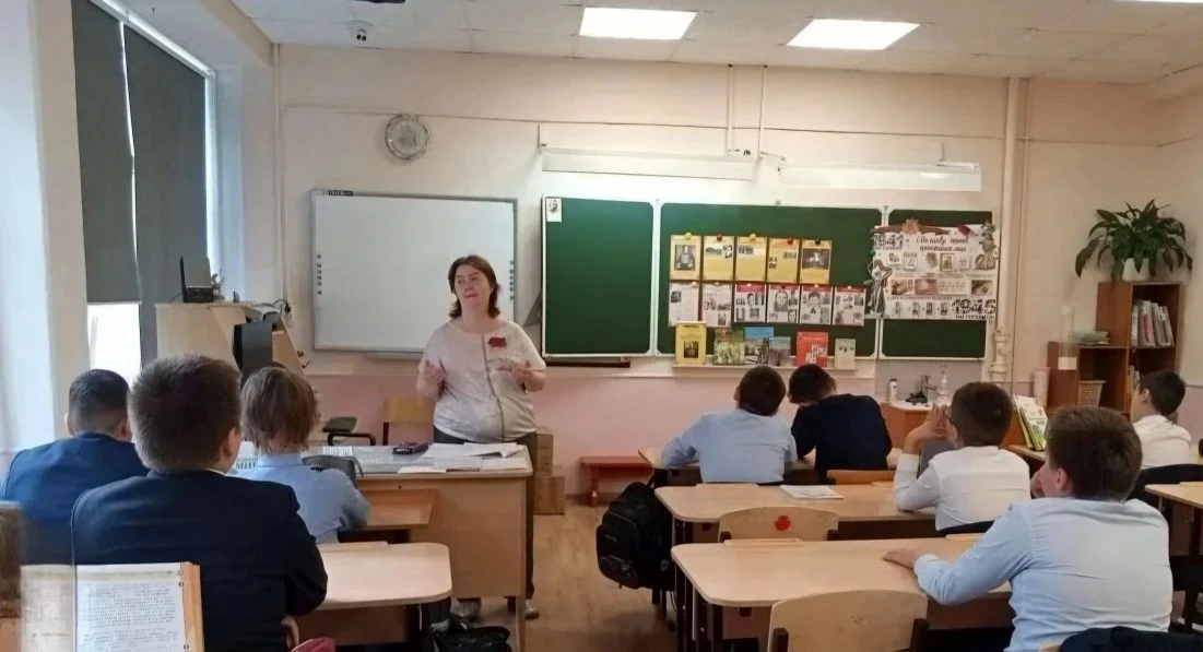 Бессмертные подвиги юных сердец   Мы знаем, что ныне лежит на весах, И что совершается ныне. Час муж