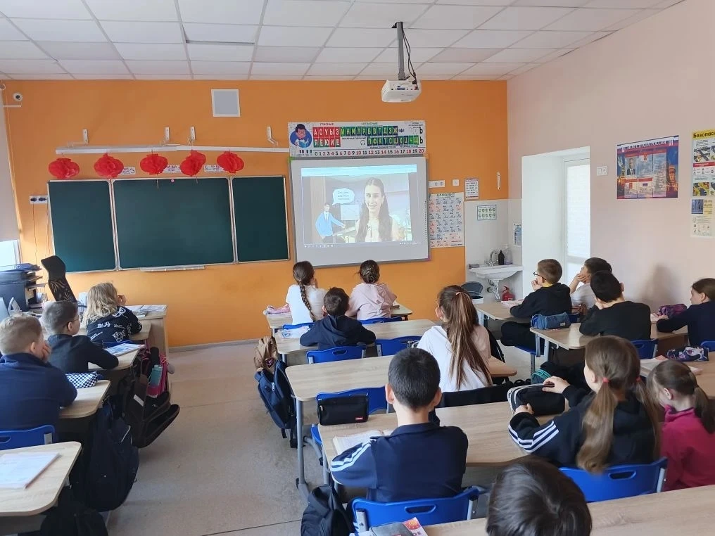 🇷🇺30.03.2026🇷🇺 РАЗГОВОРЫ О ВАЖНОМ   Понедельник в нашей гимназии  традиционно начался с торжественно