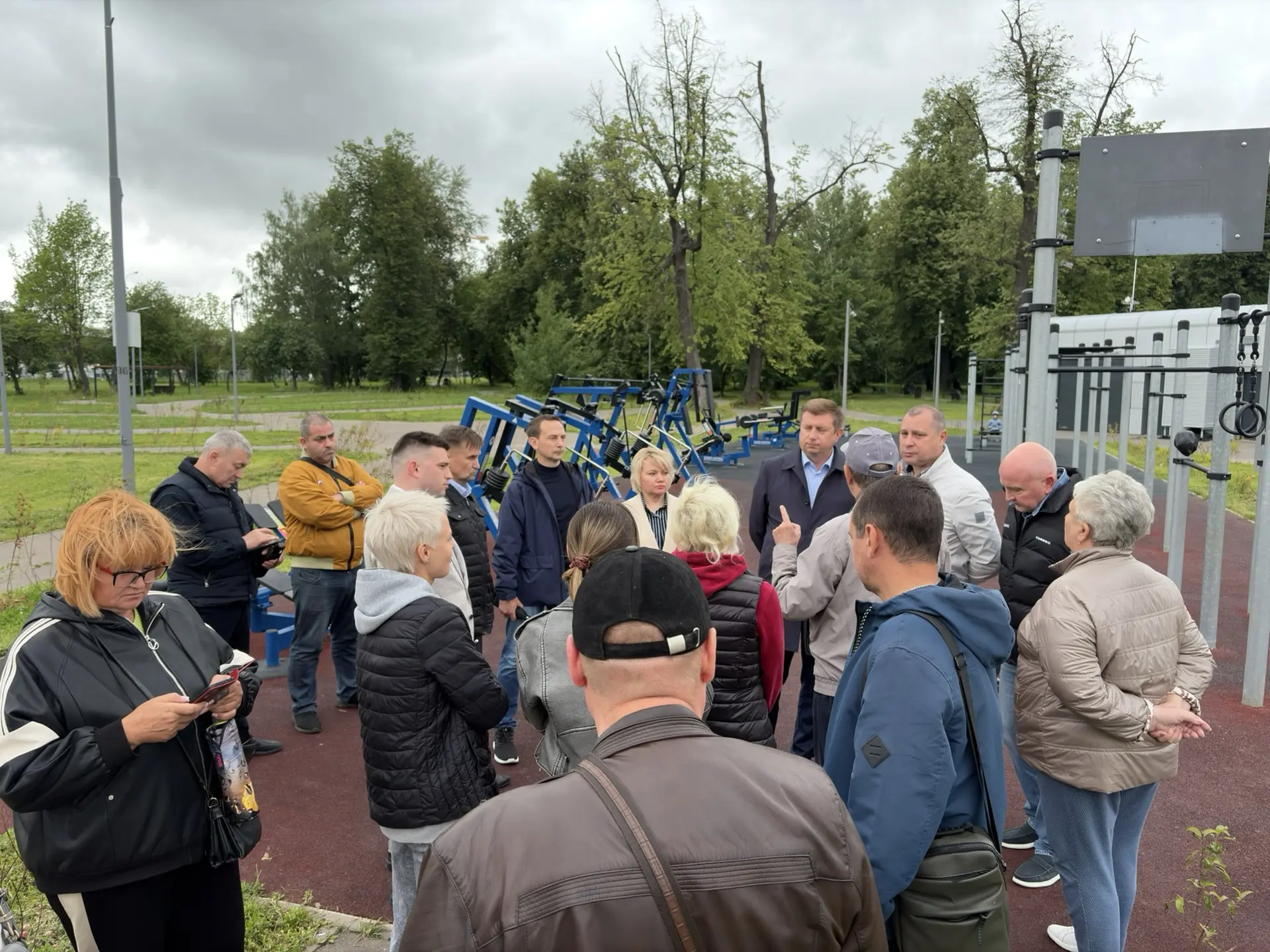 Глава управы провел обход в парке Липки

📍Глава управы района Щербинка Дмитрий Благов совместно с ж