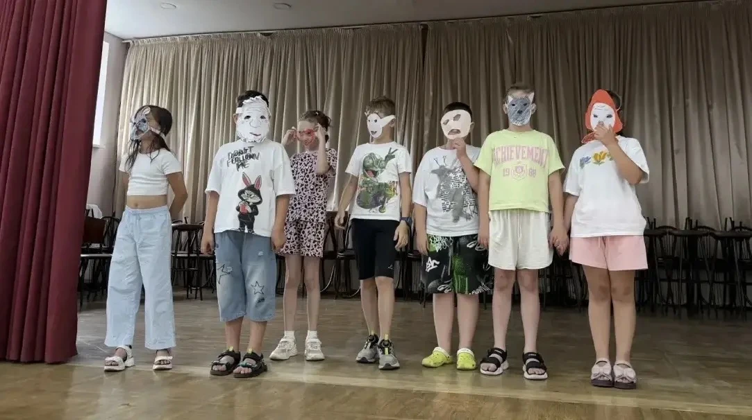 🎭 День сказок в летнем лагере

В нашем лагере было по-настоящему волшебно! Ребята окунулись в мир с