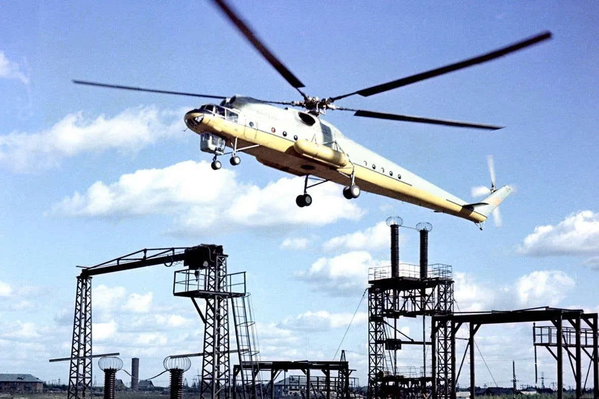 6 сентября 1966 года состоялся первый полёт транспортного вертолёта-крана Ми-10К под уп...
