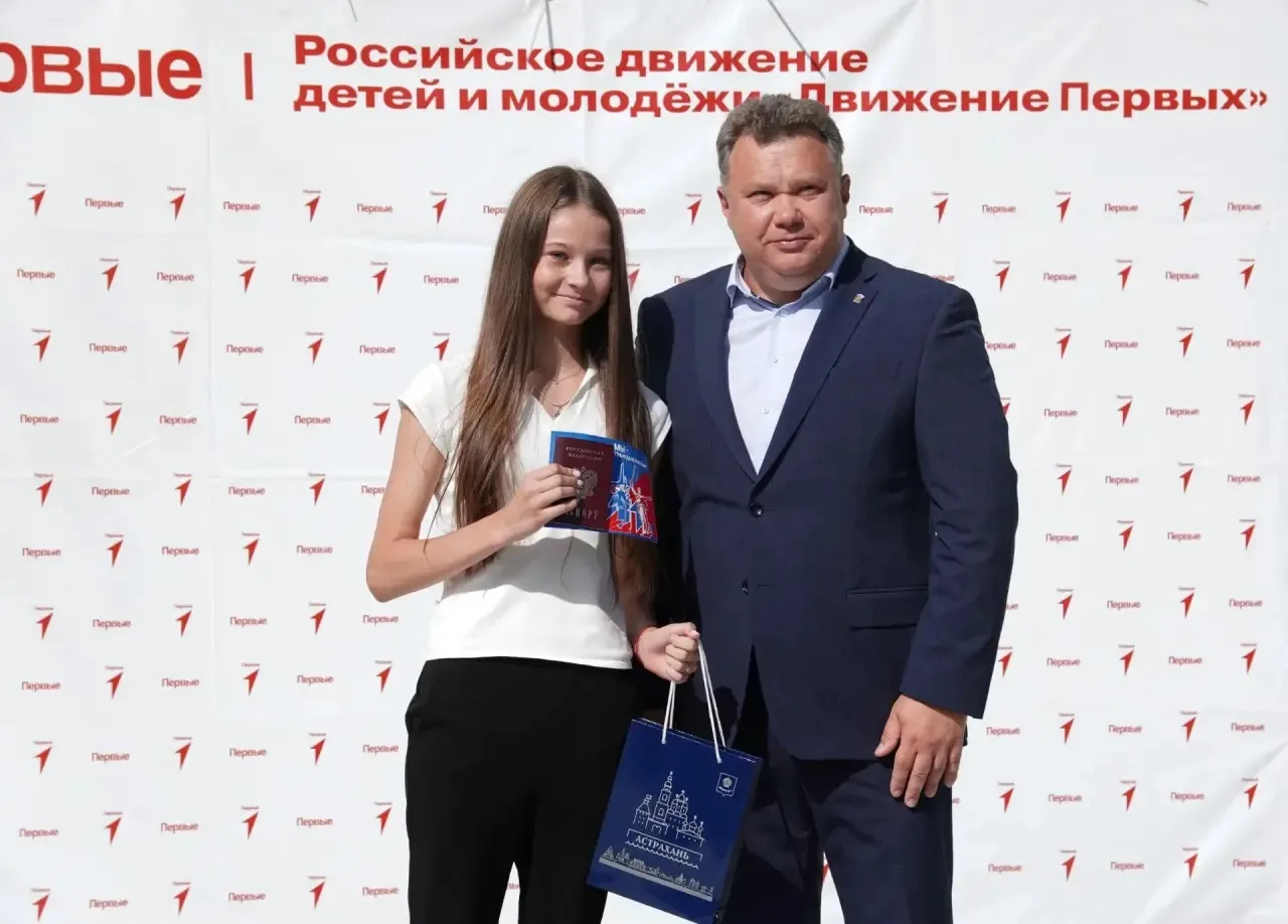 Продолжаем традицию в торжественной обстановке вручать паспорта нашим школьникам.