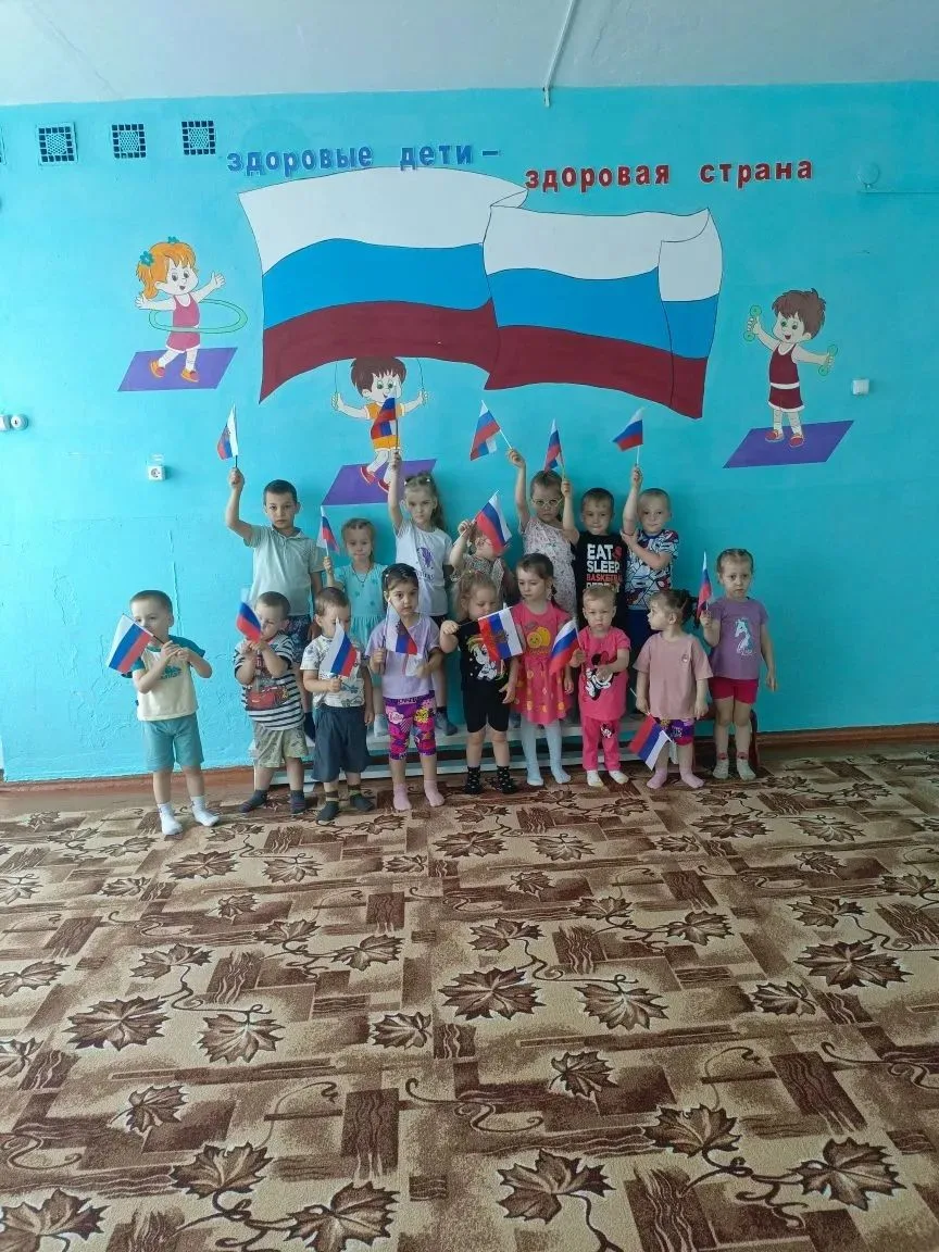 Нам праздники для радости даны,
Мы знаем их немало, самых разных,
Но день России, день родной страны
