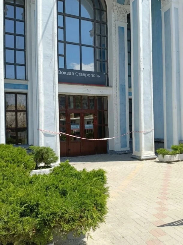 ❗️На железнодорожном вокзале Ставрополя, по словам очевидцев, проводится эвакуация.