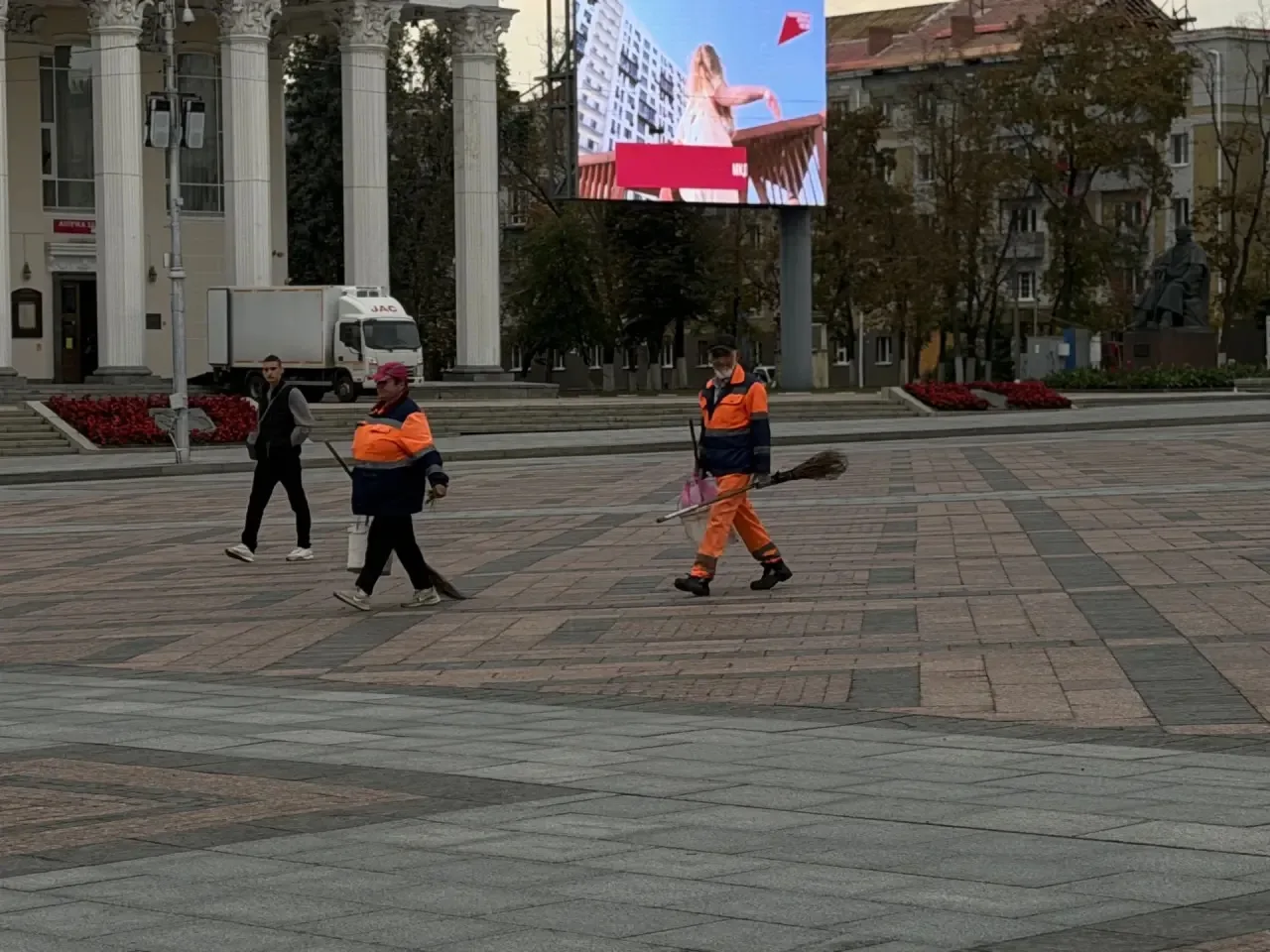 192 специалиста и 67 единиц спецтехники задействованы в уборке города сегодня