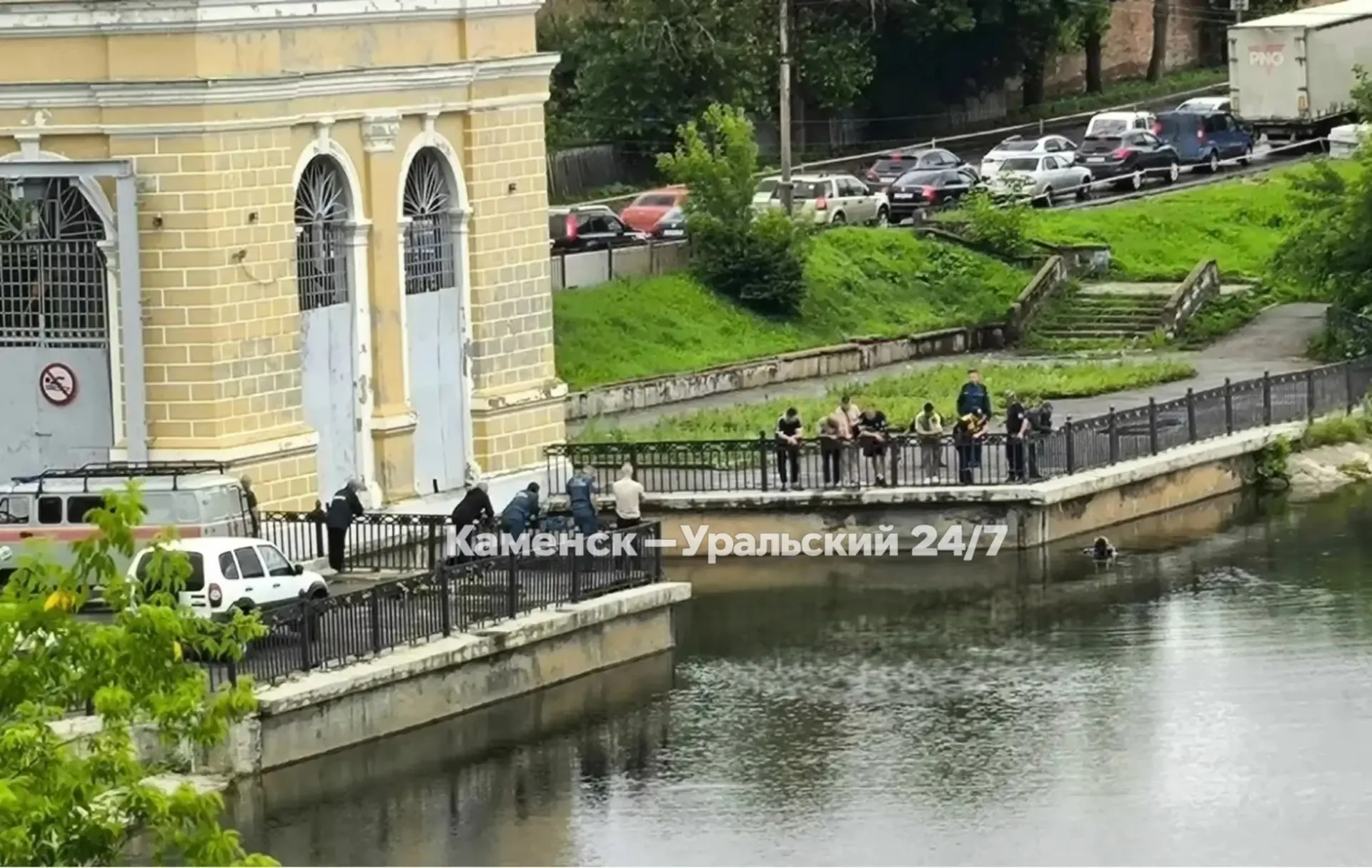На плотине в Каменске-Уральском заметили сотрудников экстренных служб и водолазов