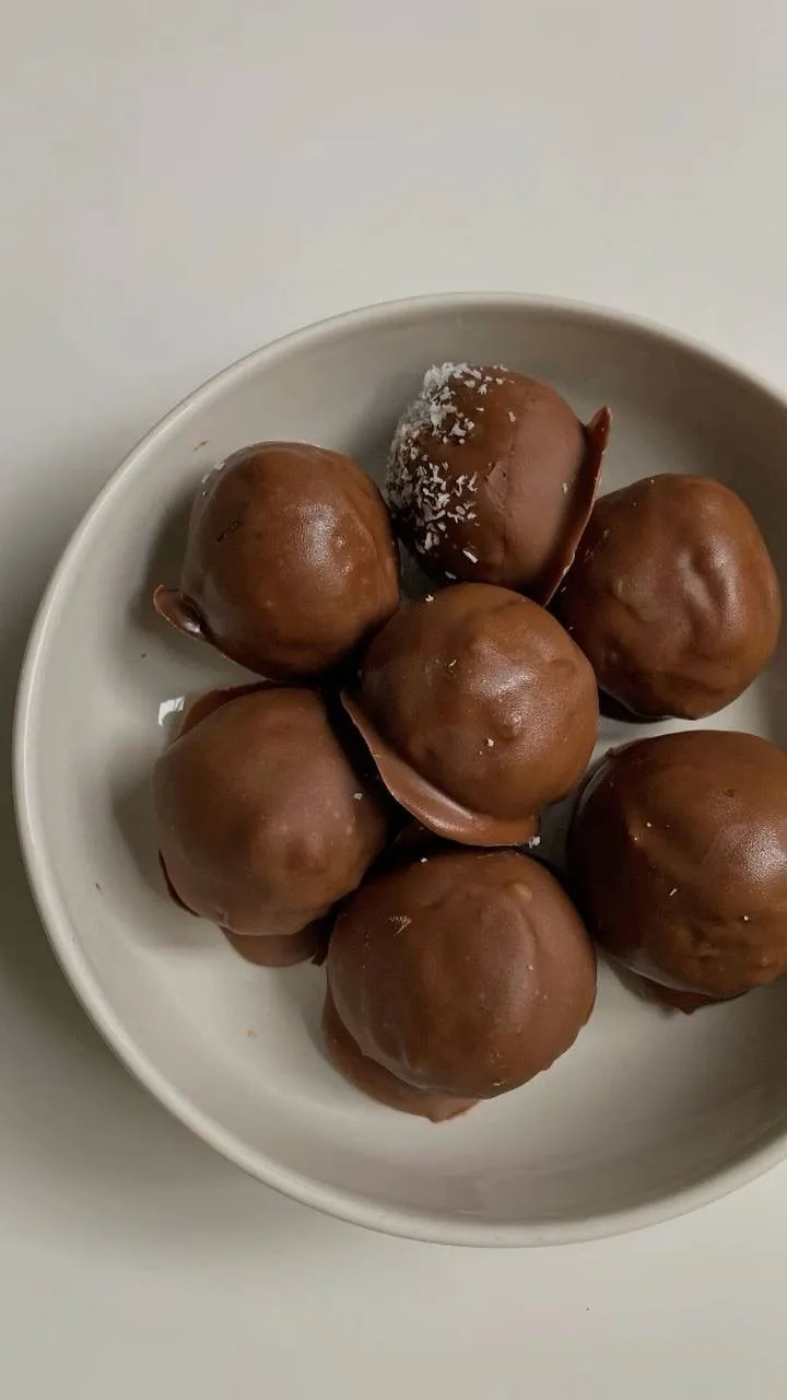Приготовление зефира 🧁

Что нужно:
• 15 г желатина
• 2 ст. сахара
• 0,5 ч. л. лимонной кислоты
• па