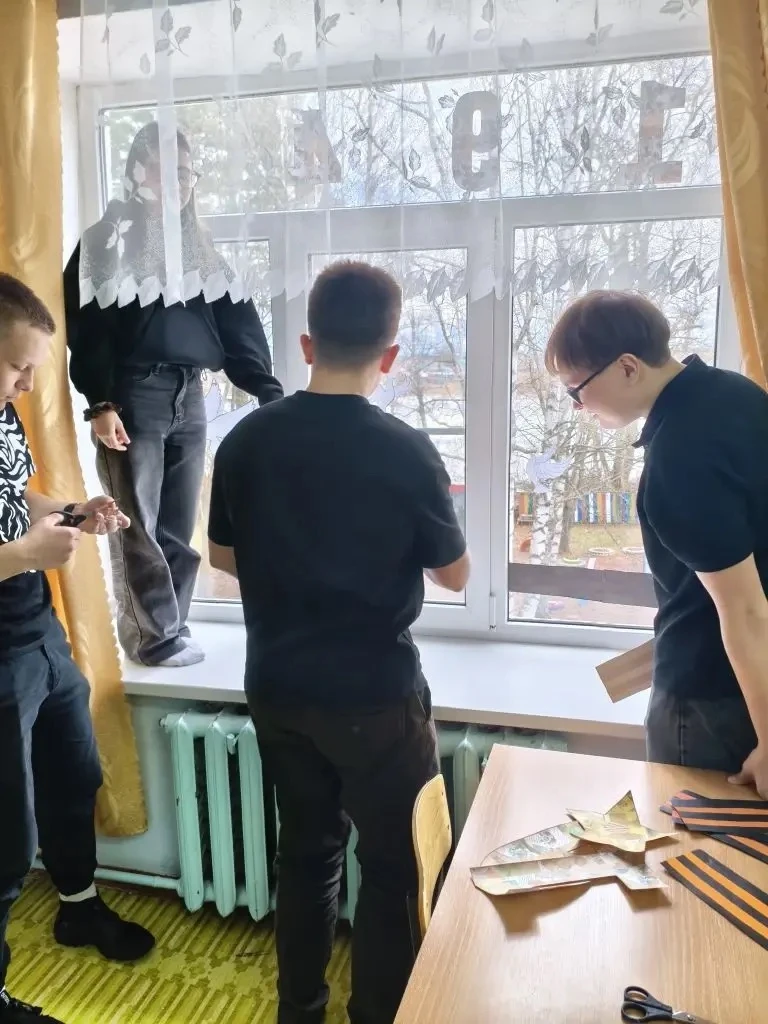Окна, которые помнят. Как мы встречаем День Победы. 🕊️🎗️