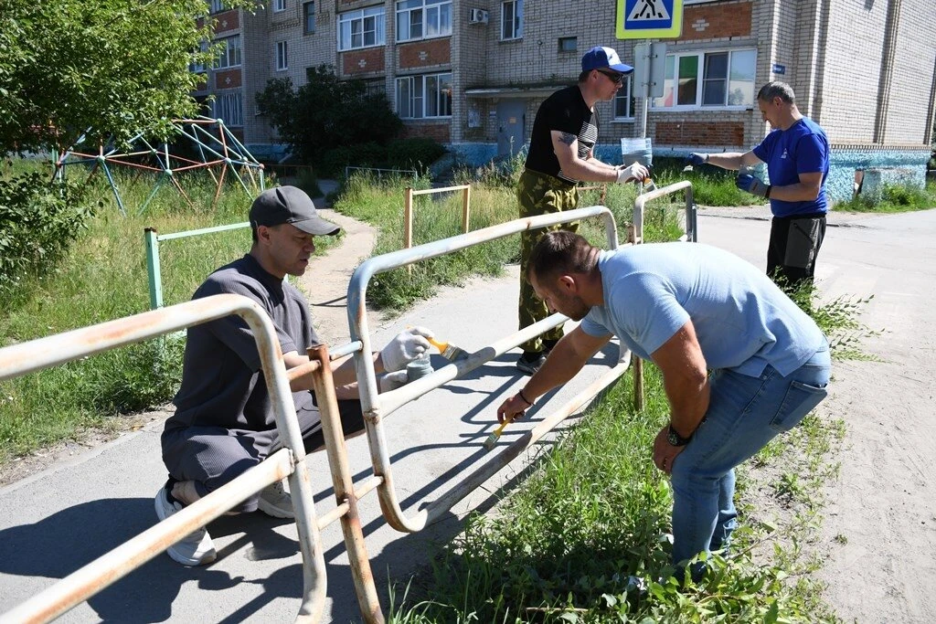 Троицкие депутаты провели субботник.

Требовалось покрасить дорожное ограждение в 5-м микрорайоне ря