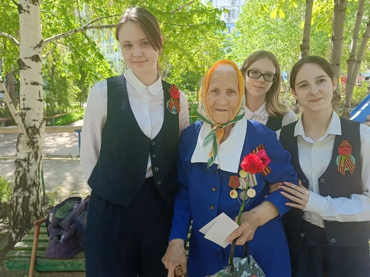Волонтёры лицея поздравили ветеранов Великой Отечественной войны с предстоящим праздником!