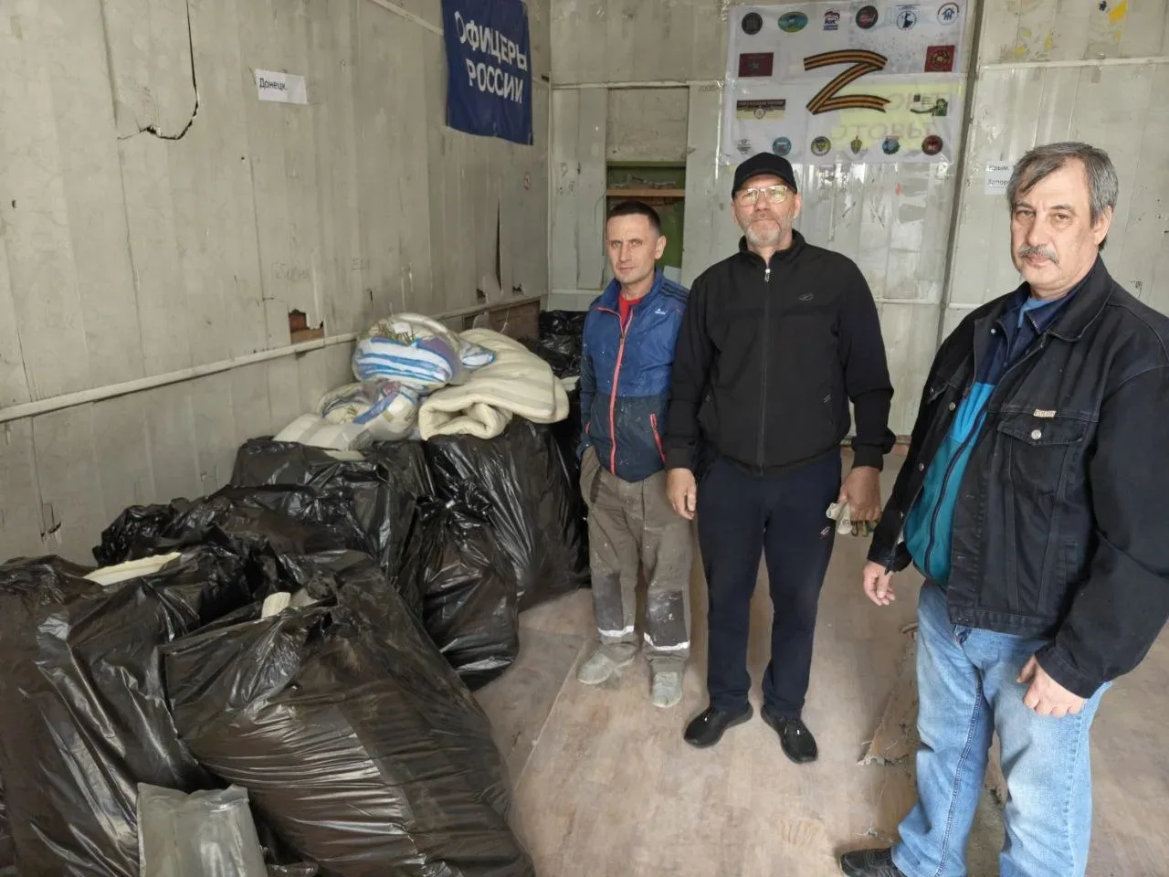В госпиталя. Матрасы, подушки, покрывала, наволочки, одеяла,.... Нашим. Тем, кто там за...
