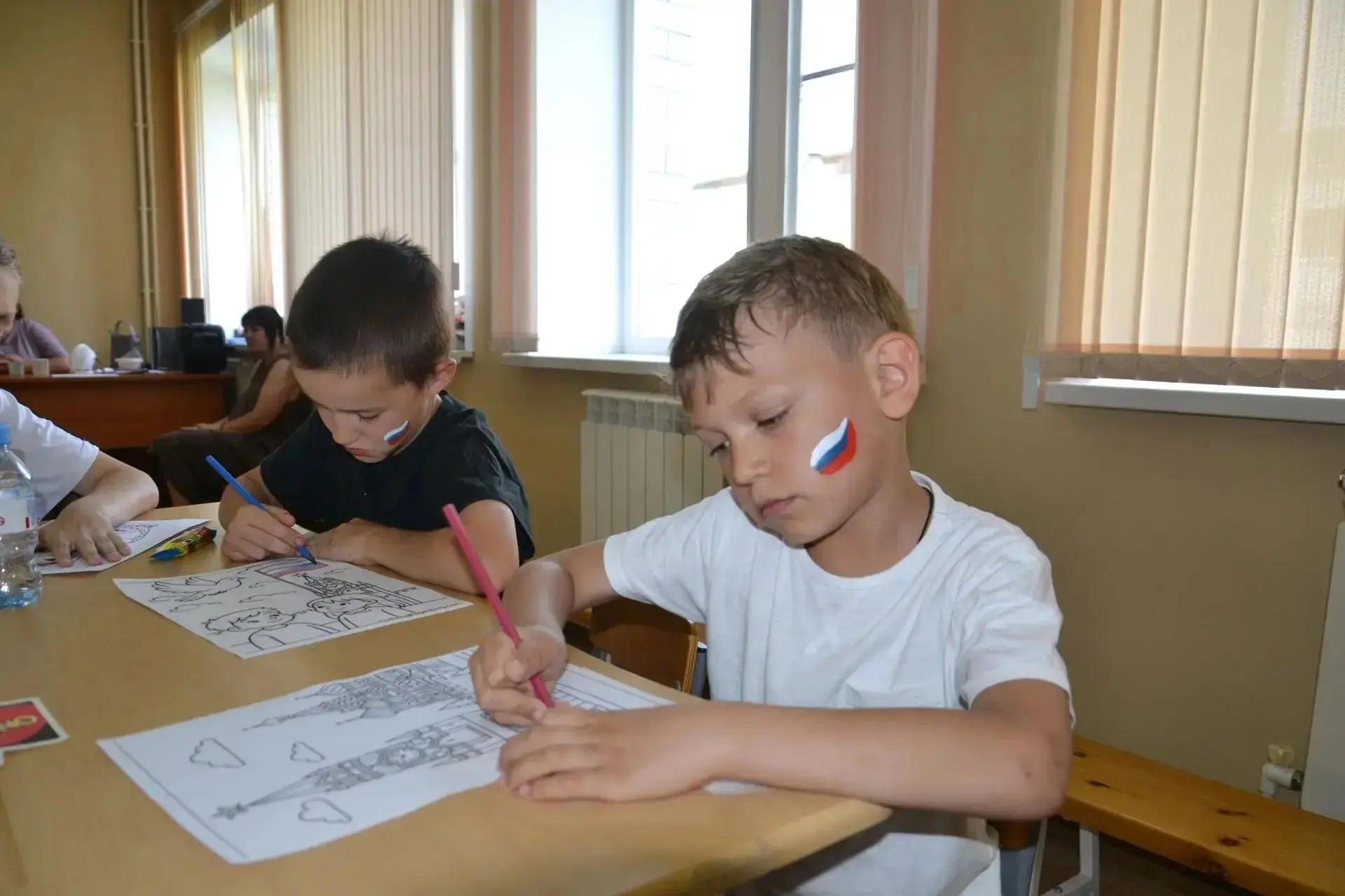 День России в лагере «Искорка»: флаги, улыбки и творчество!
12 июня воспитанники лагеря дневного пре