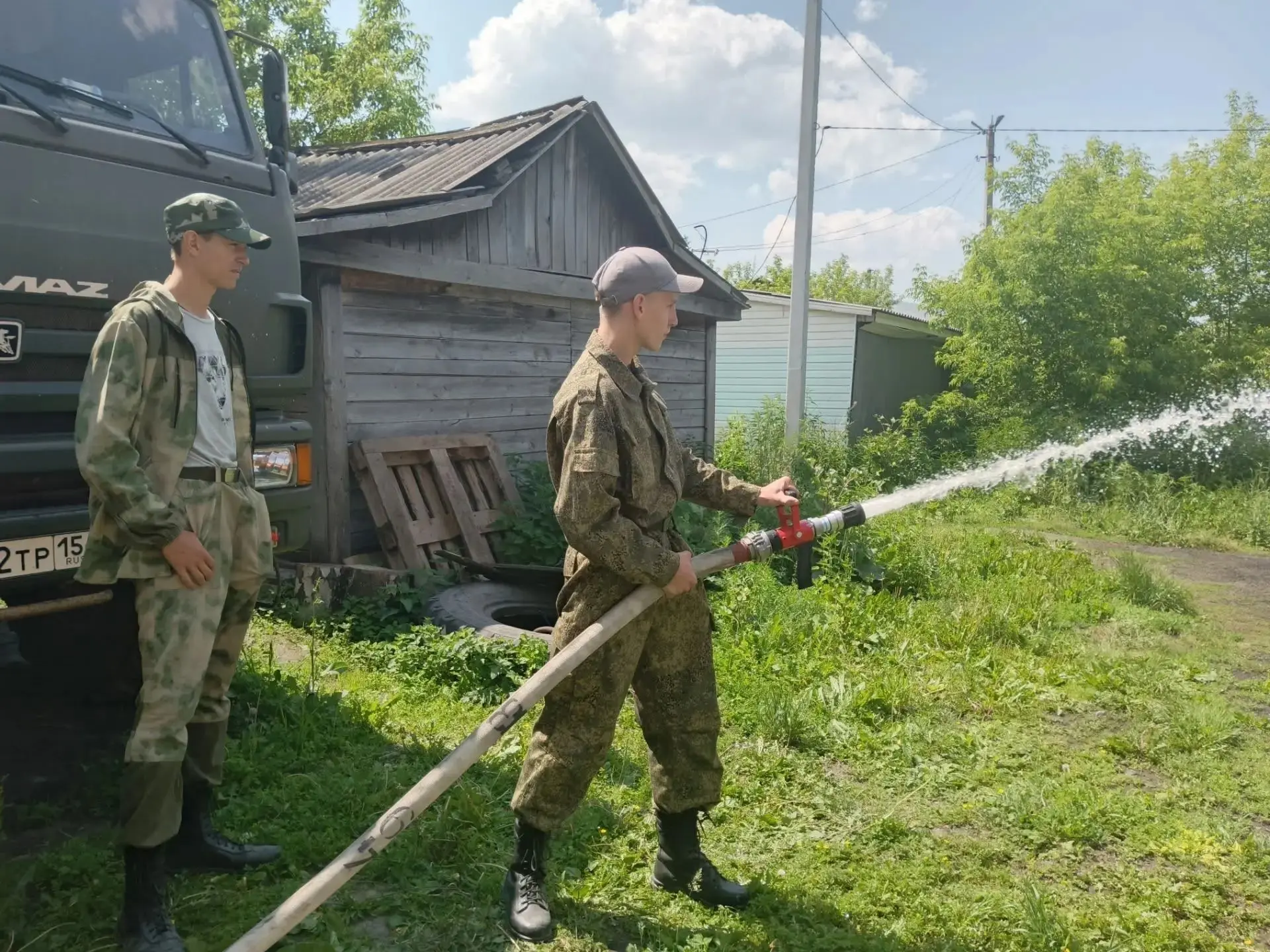 🎒 Ученики десятых классов, участвующие в военных сборах, провели день в исправительной колонии 13. 