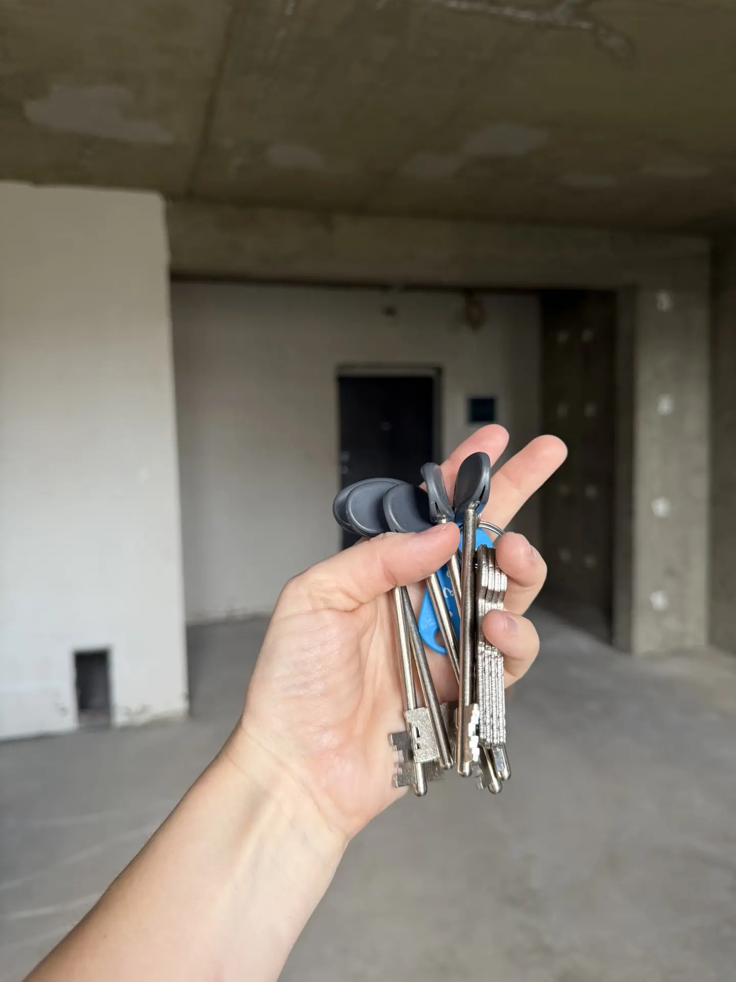 Мы получили ключи от нашей однушки! 🔑

Эту квартиру мы купили прошлым летом и вот дом достроили) По