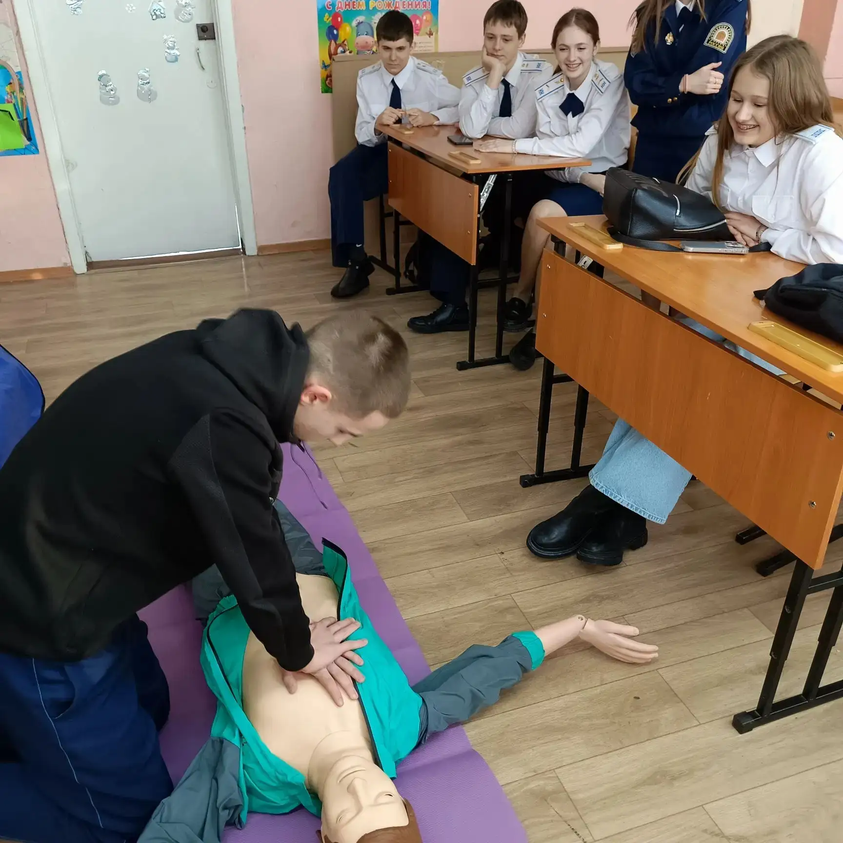На уроках ОБЗР прошла практическая часть освоения навыка оказания первой помощи при обмороке и остан