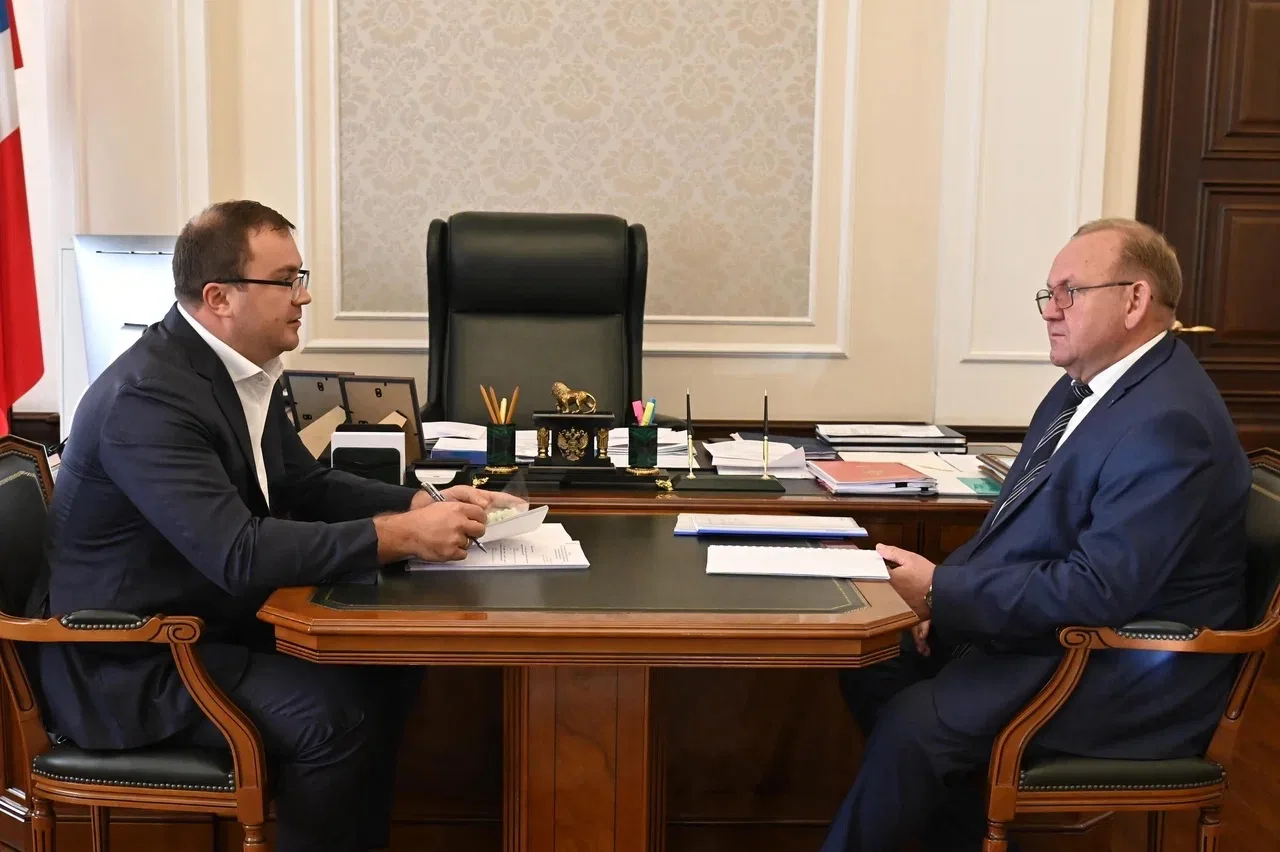 Принял доклады глав Тарского и Полтавского районов. Оба района динамично развиваются.