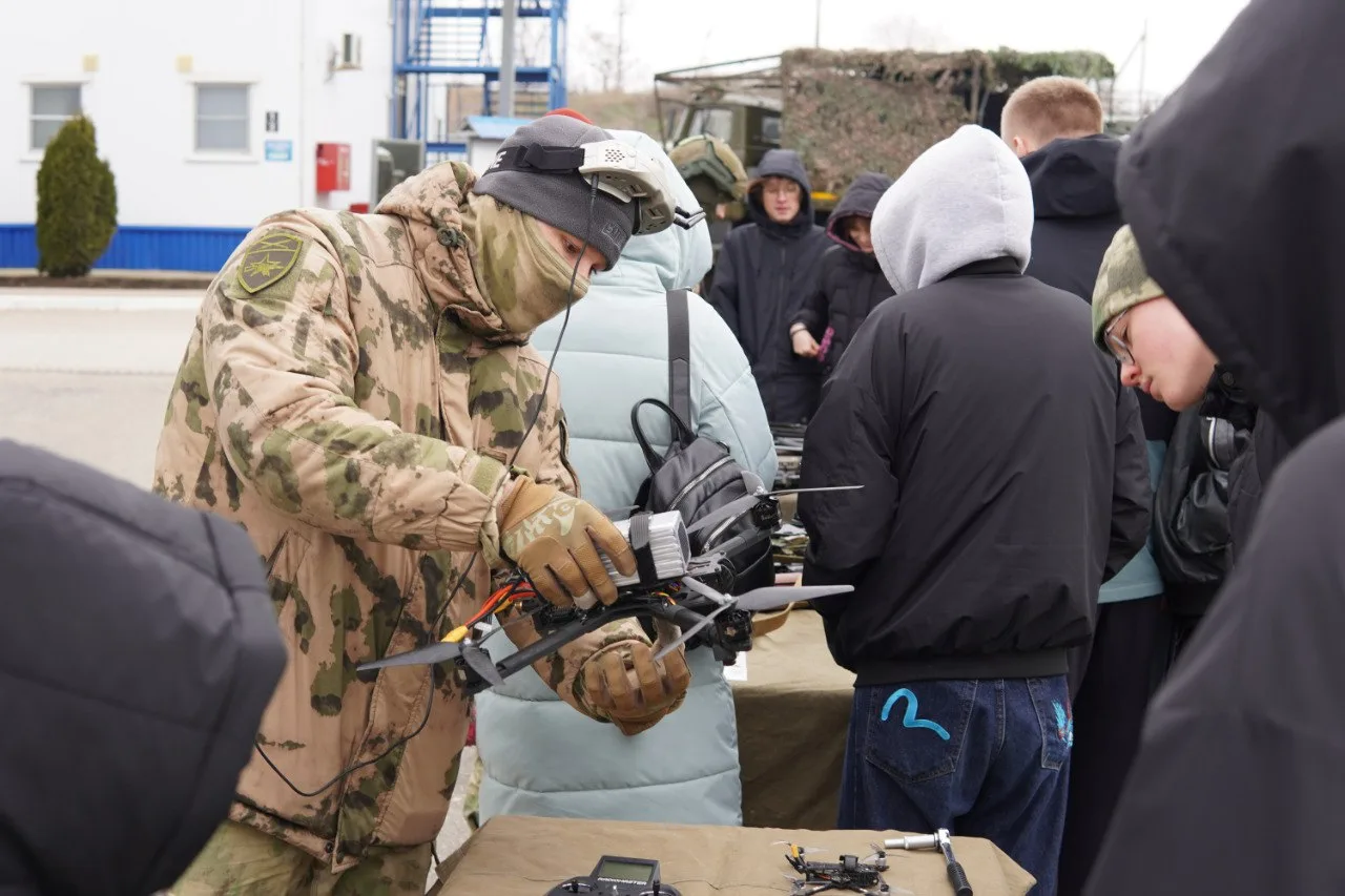 Школьники посетили воинскую часть Южного округа Росгвардии в Крыму  В преддверии 23-го февраля и 10-