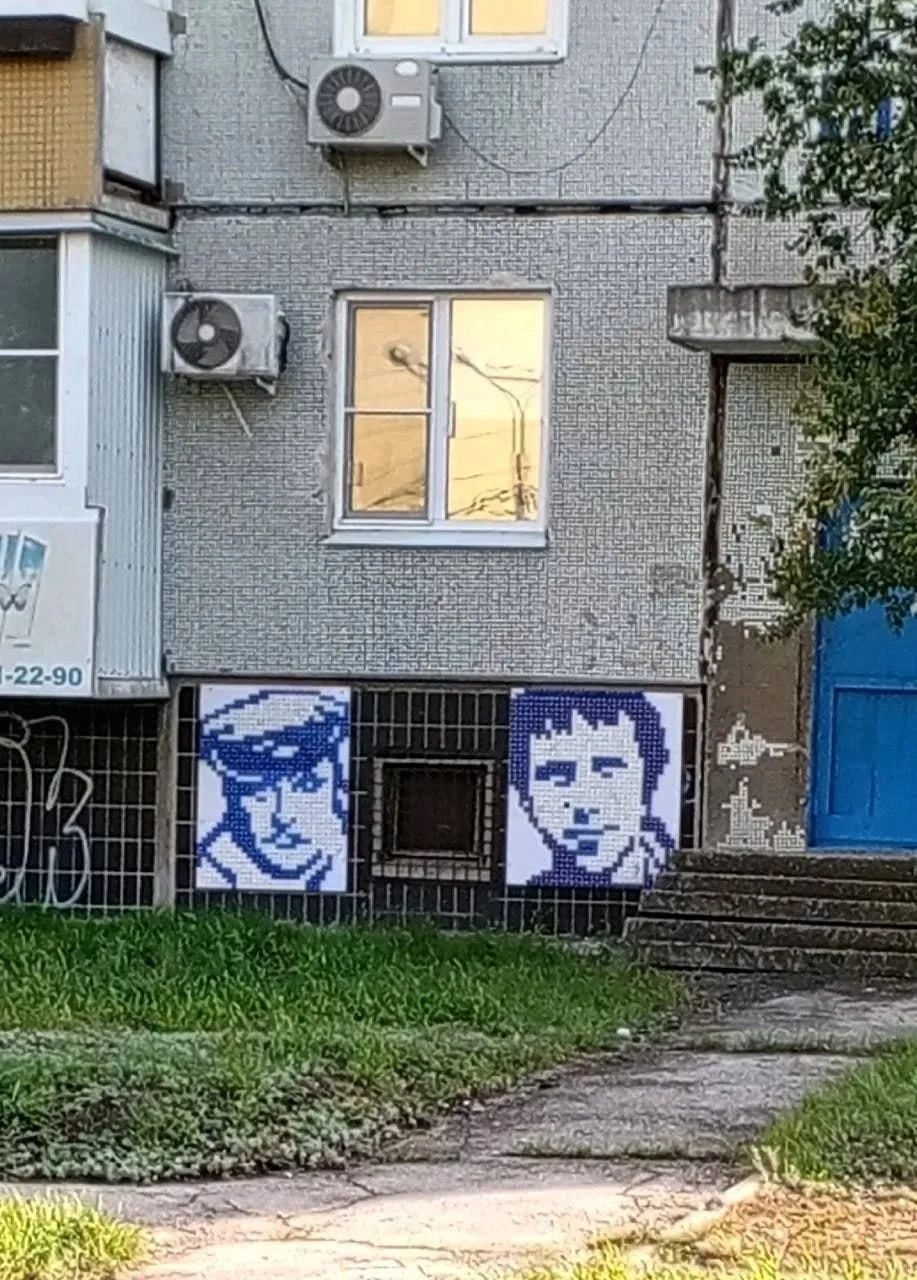 Из крышек — портреты Высоцкого и Миронова