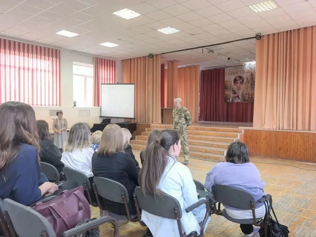 В середине апреля в гимназии №54 прошло общеродительское собрание для родителей четвероклассников.  