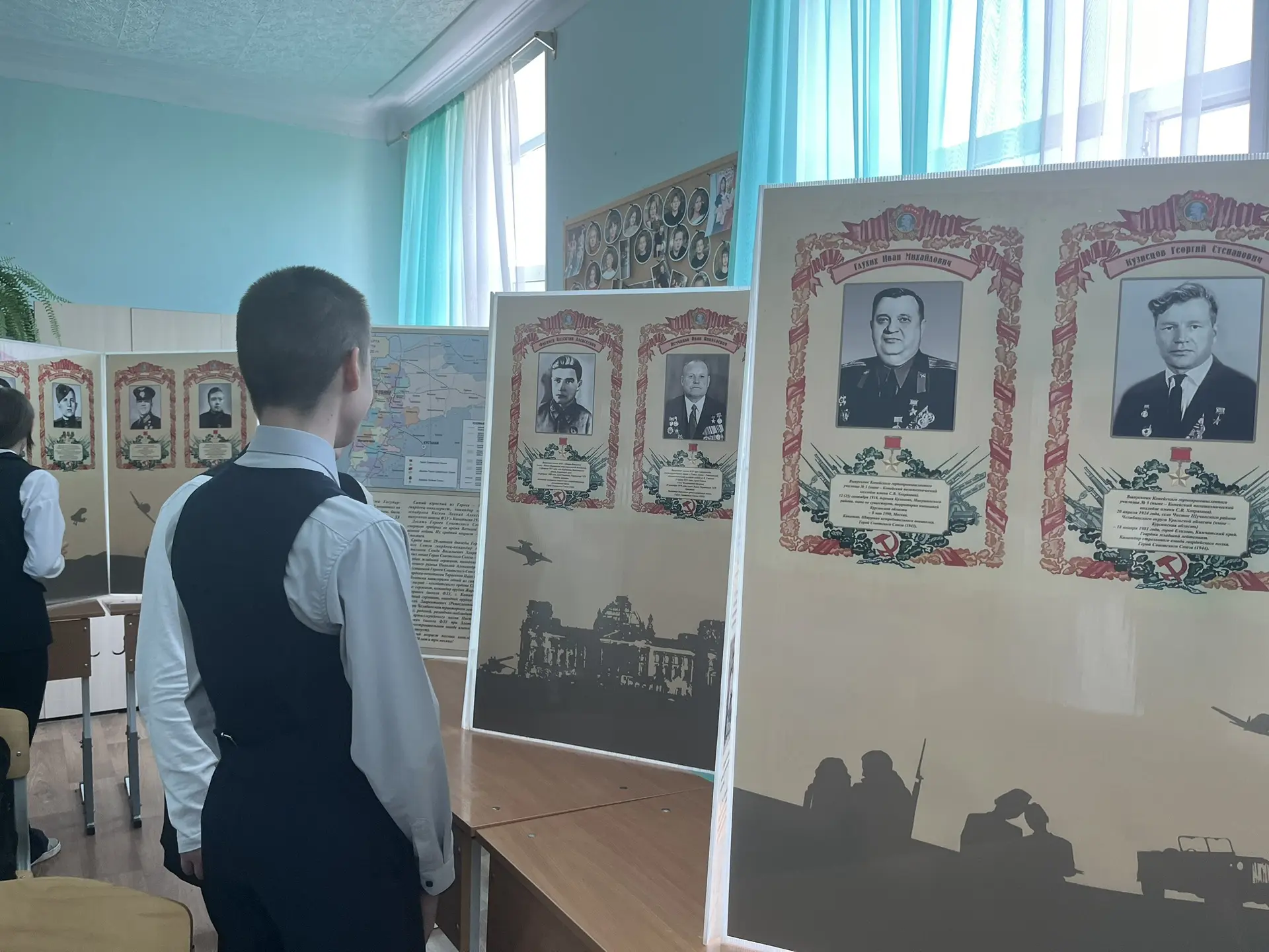 В нашей школе сегодня работала передвижная  выставка «Вахта памяти - Тыл! Вахта памяти - Фронт!» Выс