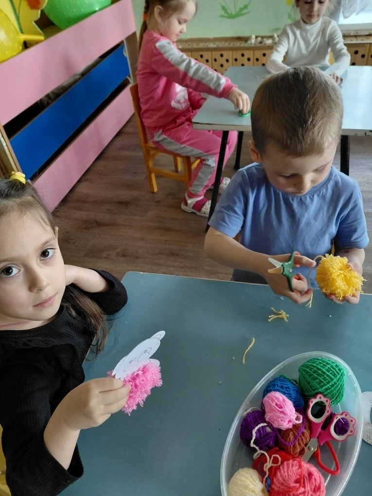 🧸 Творческое занятие в детском объединении «Клубок»: медвежонок‑панда из помпонов! 🧸