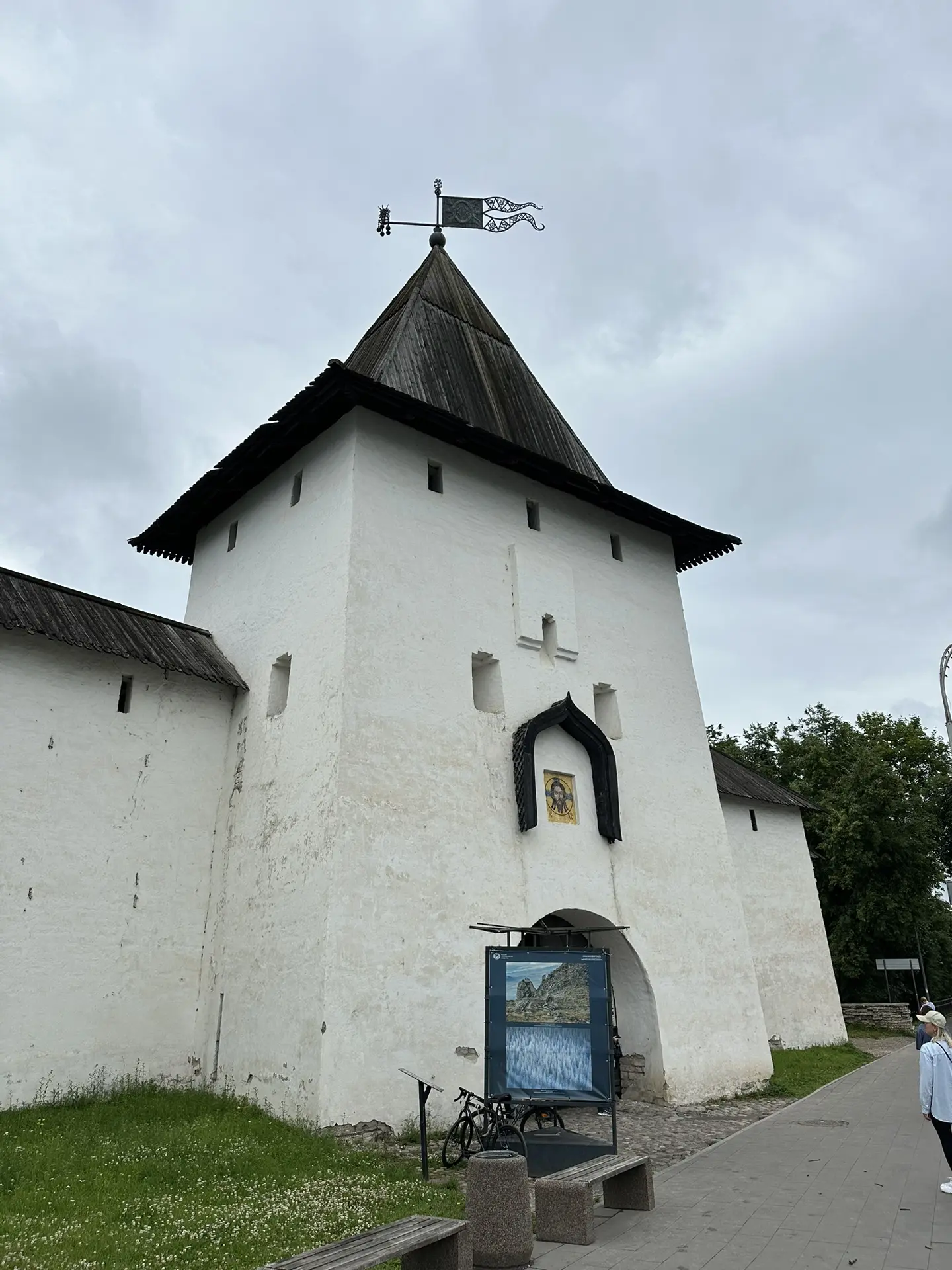🏰 Что такое Кром? 

В средние века так называли Псковский детинец (Кремль) — историческое сердце од