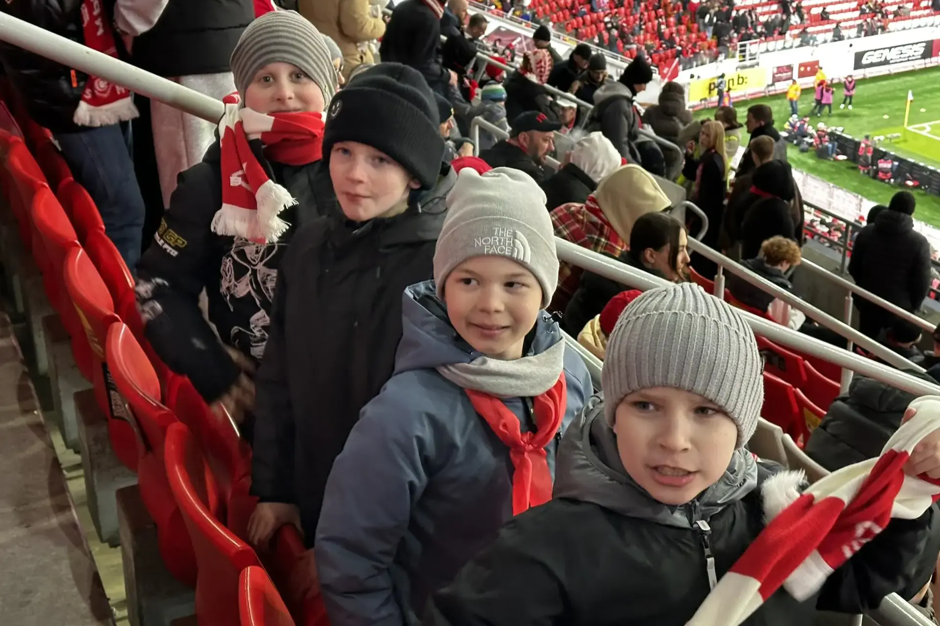 И снова на футбол! ⚽️  📣 Вчера поклонники серьезного футбола из нашей школы побывали на матче Спарта