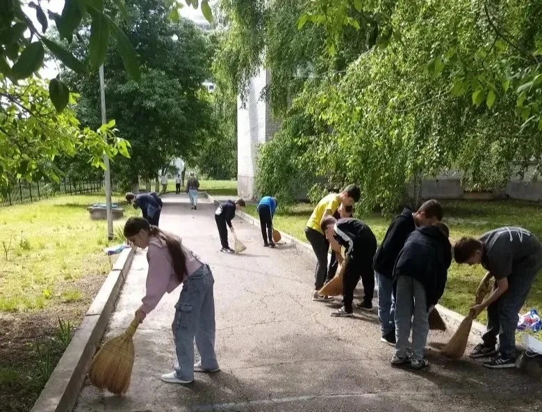 🌟✨ ТРУДОВАЯ ПРАКТИКА В САМОМ РАЗГАРЕ!!! ✨🌟

🧹 Наши ребята дружно трудятся, подметают территорию и