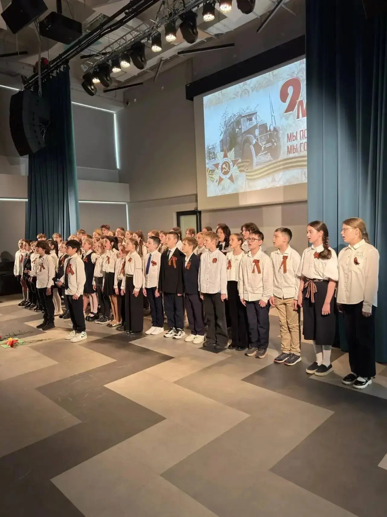 🎖️Голоса Победы: от детского шёпота до силы школьного хора  📍 Академика Челомея, 6А  🕊️Актовый зал н