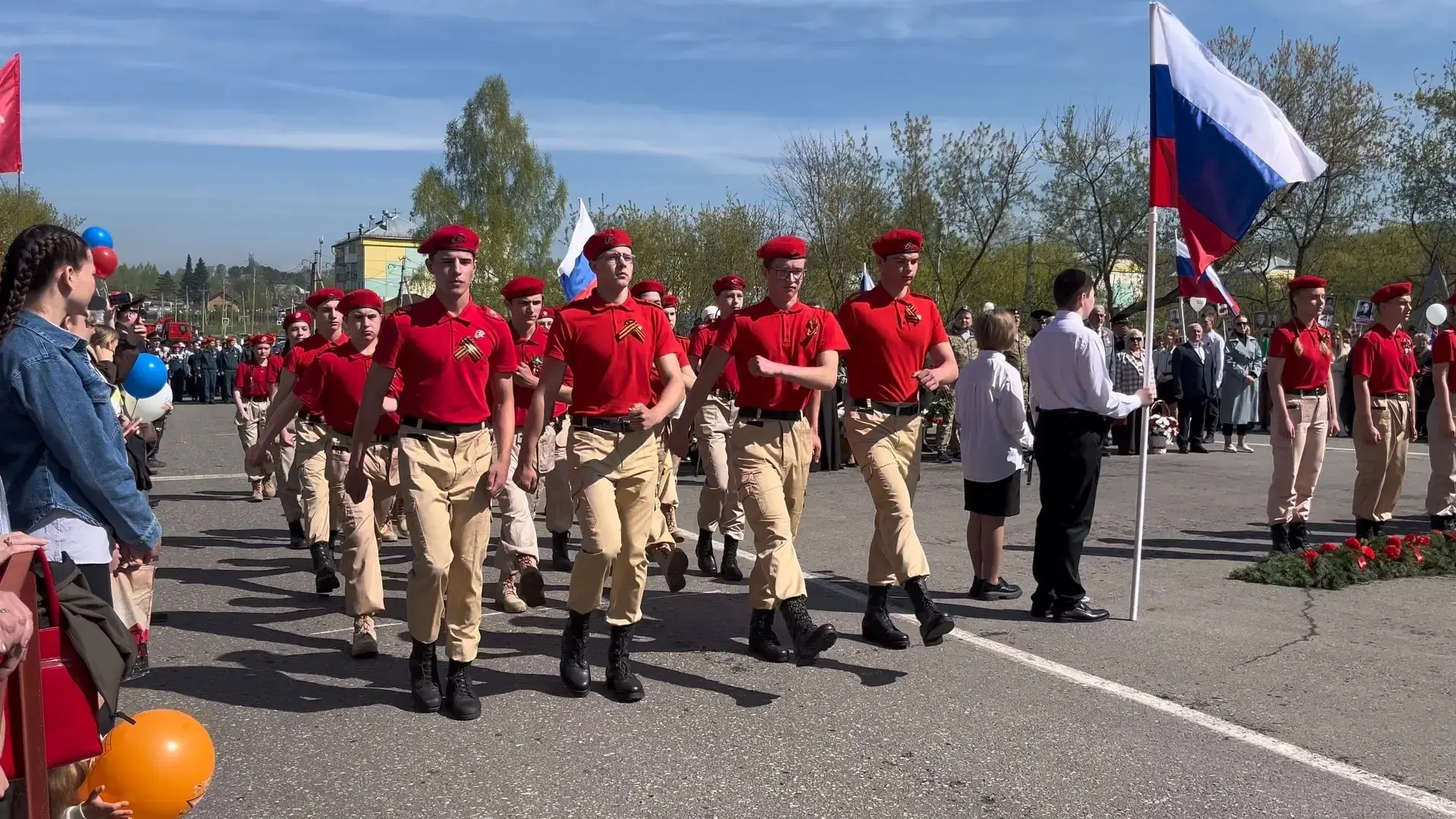 🎗️ Сегодня, 9 мая, наши педагоги и ребята вышли на улицы города вместе с «Бессмертным полком». 🕯️ В 