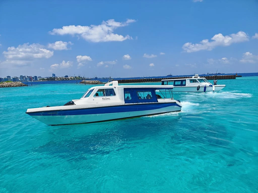 Поплыли в отель 🥳🎉🏖️ Плыть примерно 1 час. Даже после Таиланда восторг от видов и цвета воды..🔥 Тако