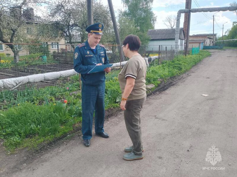 ❗️В Ливнах и Верховье сотрудники МЧС России напомнили жителям об опасности сжигания сухой травы   Со