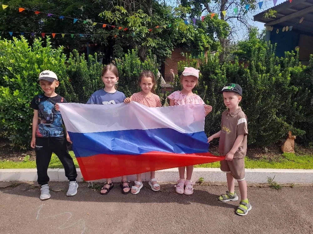 #Россиянавсегда
#МояСтранаРоссия
#ДеньРоссииКор26
#ФлагиРоссии

Акция "Флаги России".
Участники- дет