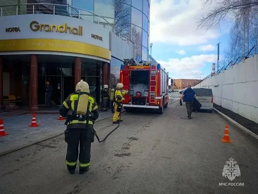 Огнеборцы МЧС России отработали тушение пожара в отеле «Гранд-Холл»  🧑‍🚒В Екатеринбурге прошло плано