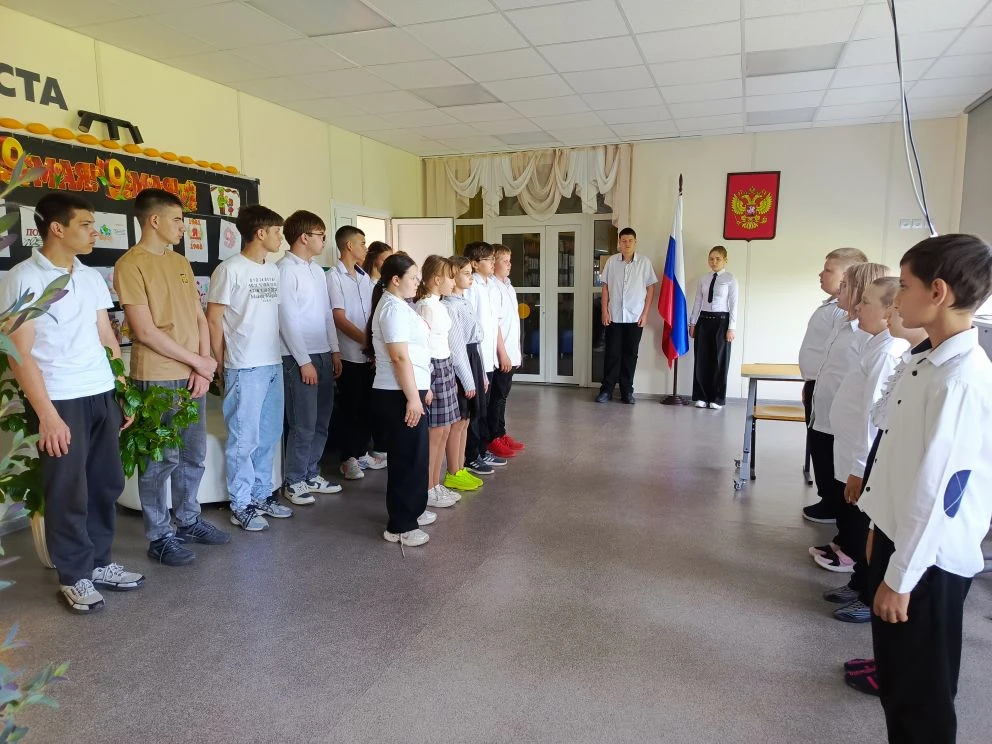 Утро понедельника в школе традиционно началось с торжественной линейки, церемонии вноса...