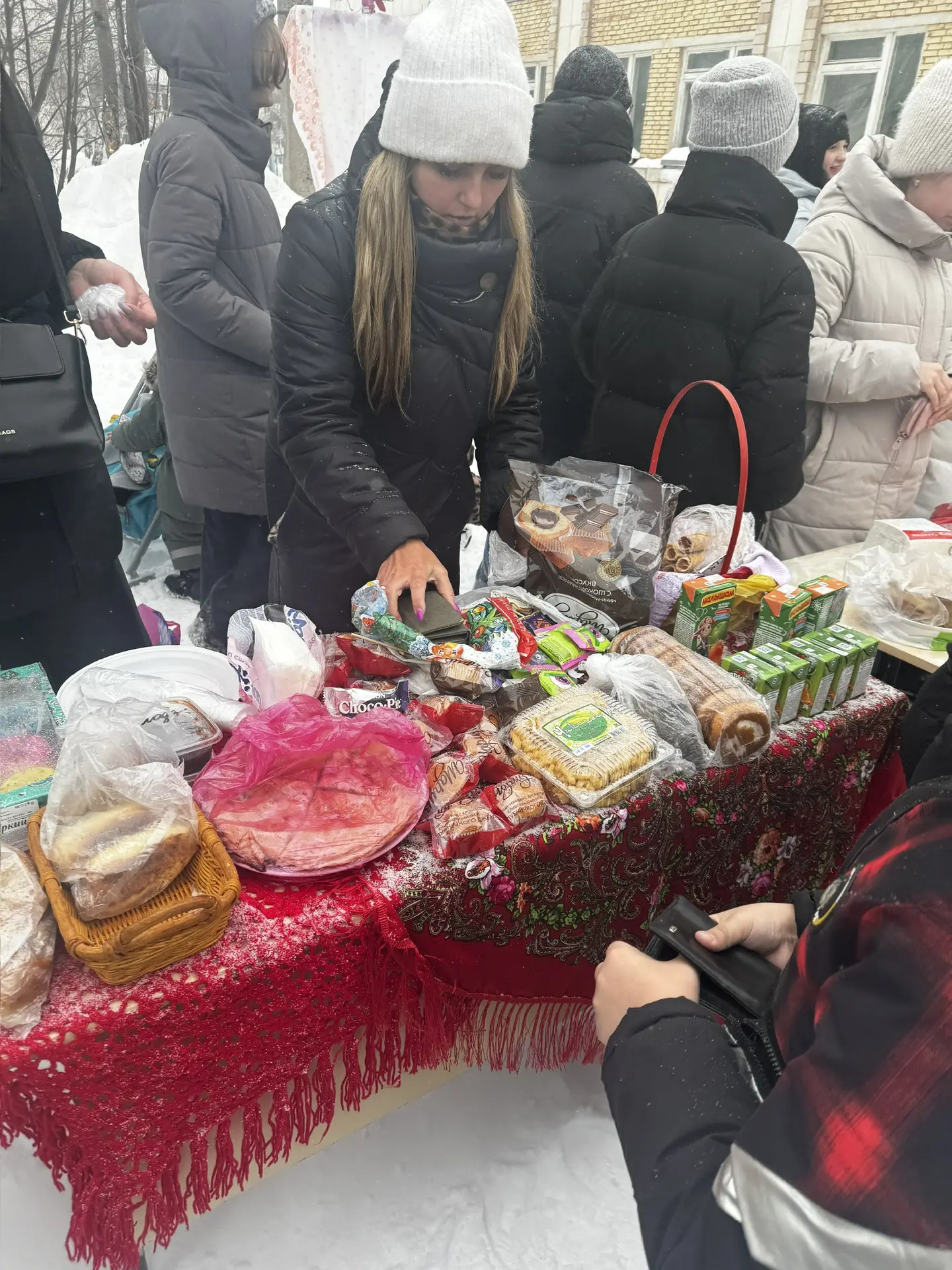 Вчера в нашей школе прошла масленичная ярмарка! 🥞  Ребята и родители приготовили много вкусных блино