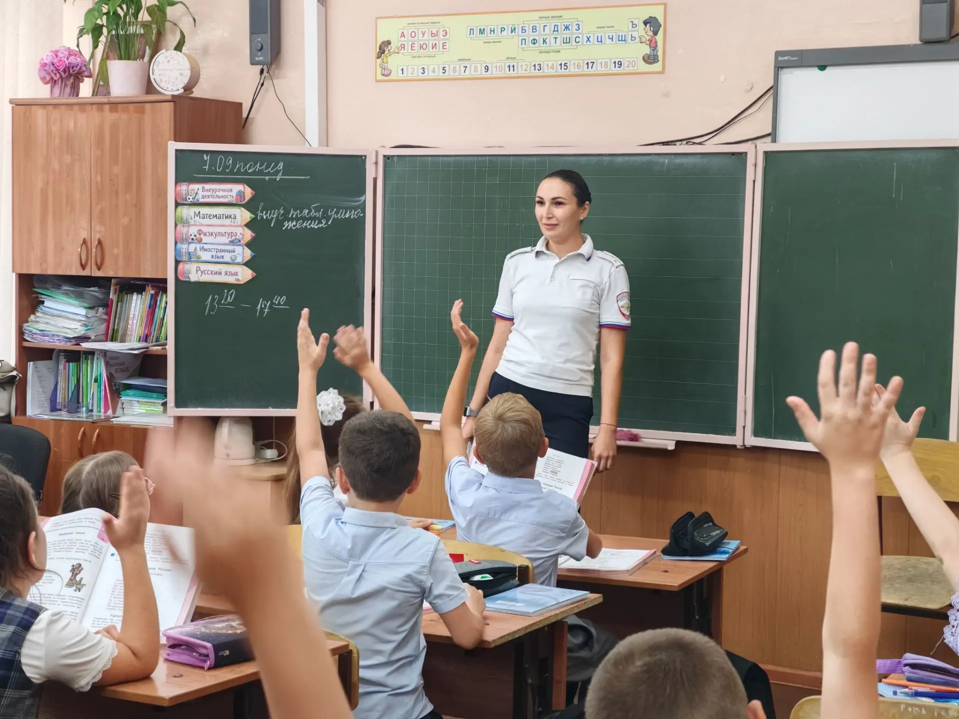 Инспектор ГИБДД напомнила школьникам о безопасности на дороге