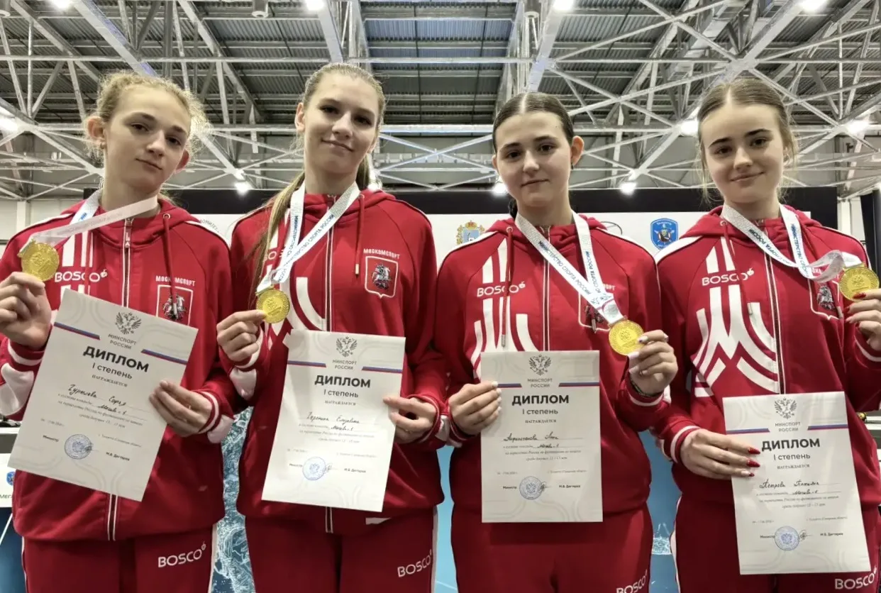 В командном турнире шпажисток победили москвички! 🇷🇺🥇🥇🥇🥇🇷🇺

По итогам командных соревнований