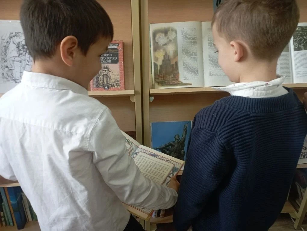 Весна, Труд и Книги: Встречаем Первомай с "Мир! Труд! Май! Бери книгу и читай!" Дорогие лицеисты и п