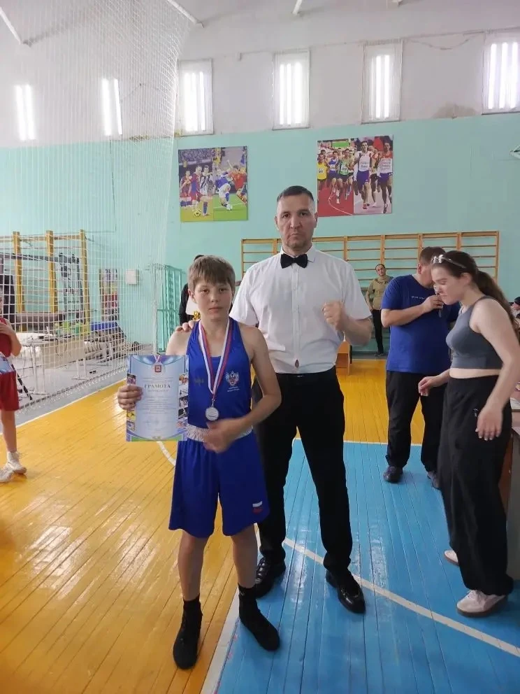 🏆 Поздравляем! 🥊  Ученик 6 «А» класса Коннов Тимур принял участие в соревнованиях по боксу, которые 
