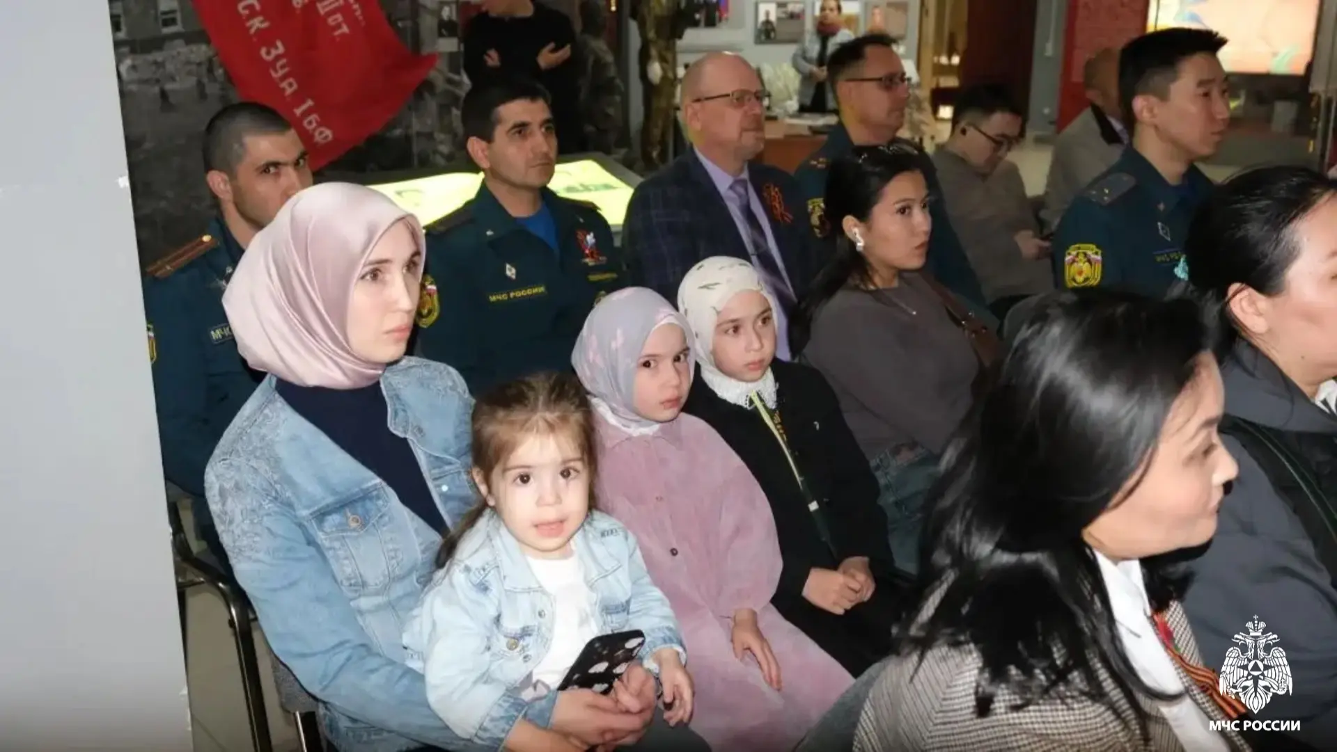 🕊️Чтобы помнили  🔹Личный состав чрезвычайного ведомства Калмыкии посетили выставку «Великая Победа. 