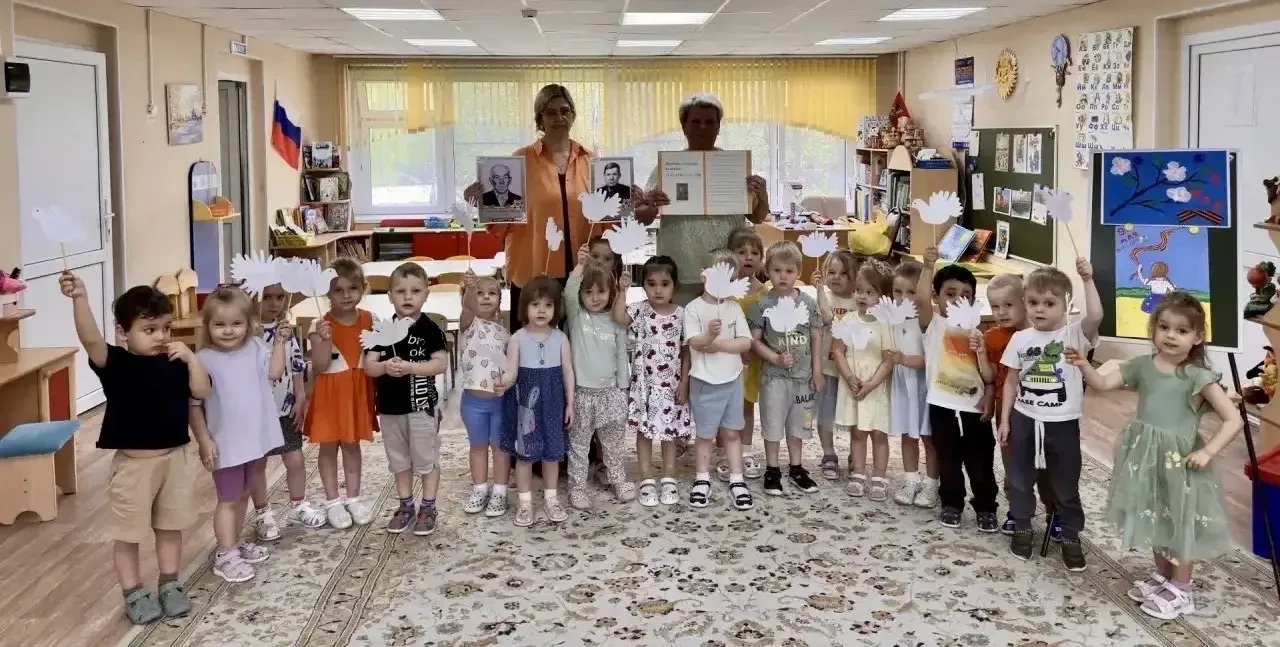🕊️ День Победы в Корпусе 4: голуби мира, вечный огонь, портреты героев и конкурс чтецов  Группа 4 В 