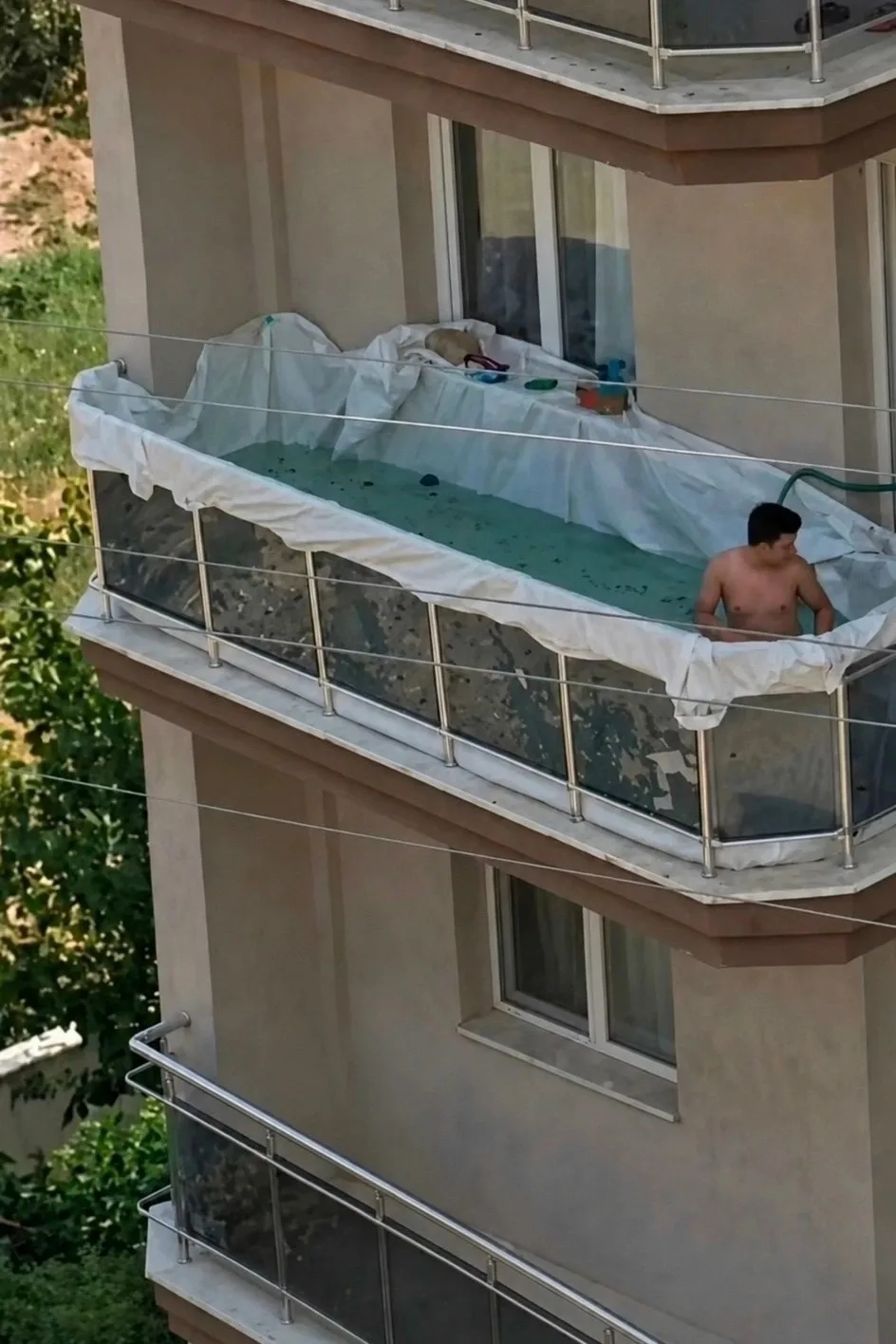 В летний зной, когда все ищут способы освежиться, парень придумал необычное решение — организовал ба