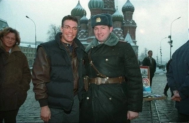 Жан-Клода Ван Дамм фотографируется с милиционером на Красной площади в Москве, 1995 год.